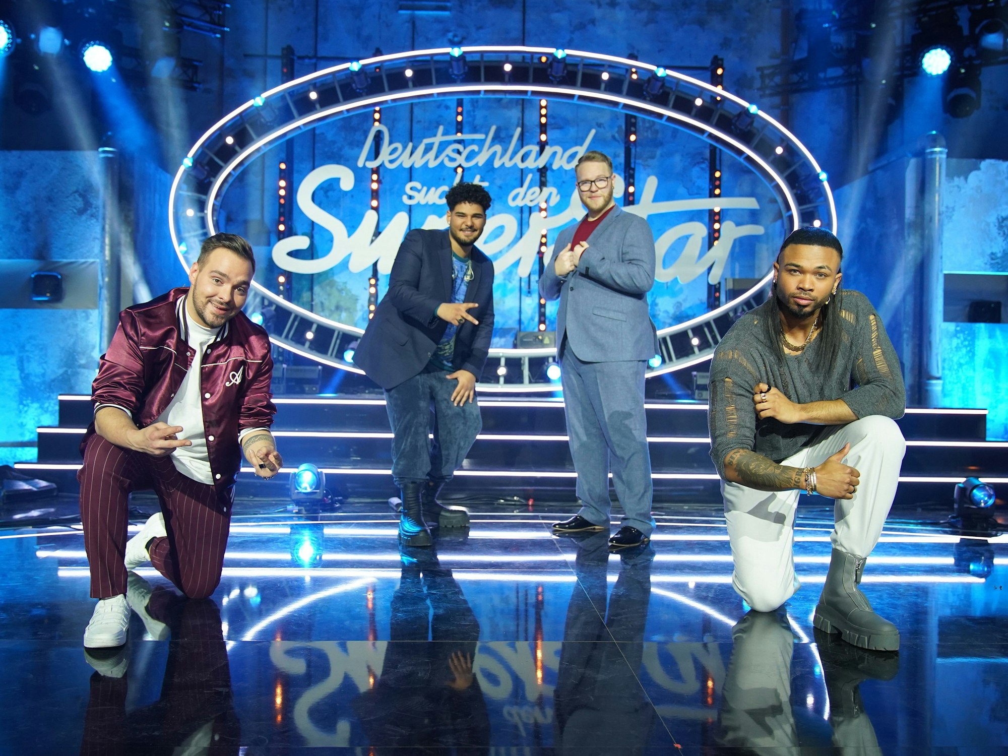 Die Finalisten der Casting-Show "Deutschland sucht den Superstar" (DSDS) Kevin Jenewein (l-r), Starian McCoy, Jan-Marten Block und Karl Jeroboan stehen nach dem Halbfinale auf der Bühne