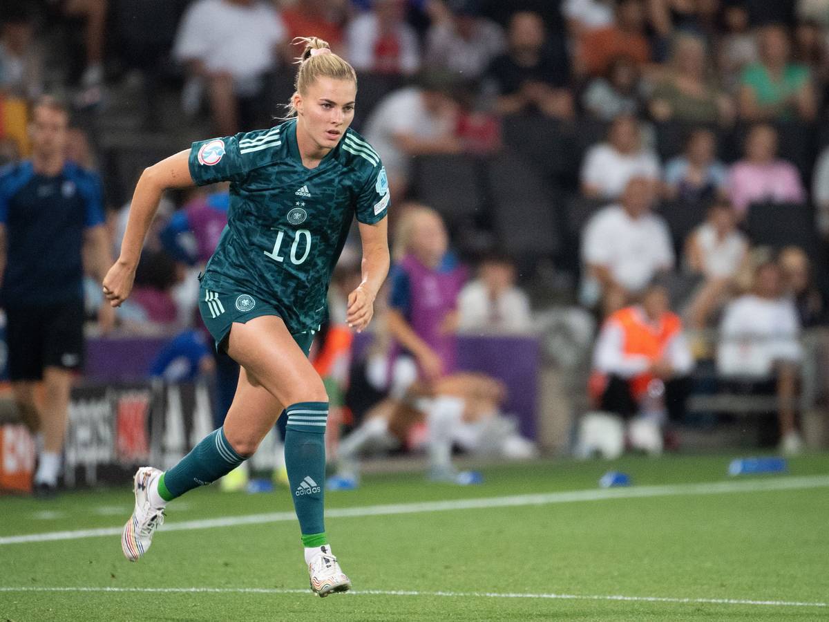 Deutschlands Laura Freigang wird eingewechselt.