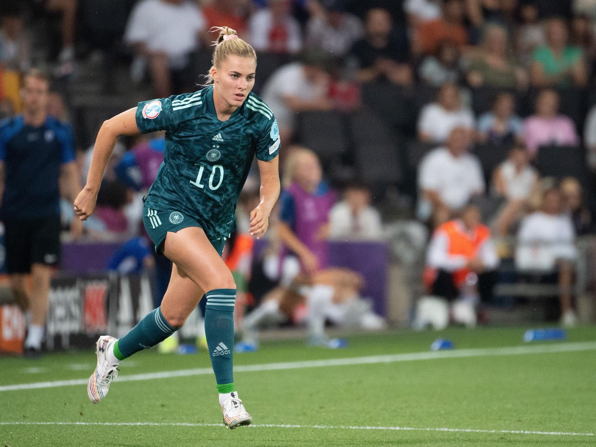 Deutschlands Laura Freigang wird eingewechselt.