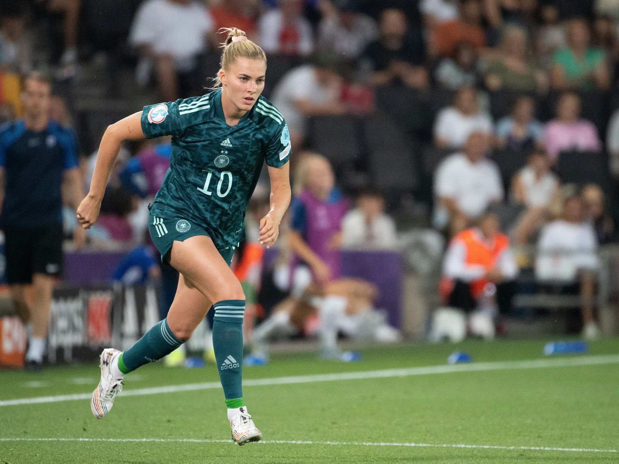 Deutschlands Laura Freigang wird eingewechselt.