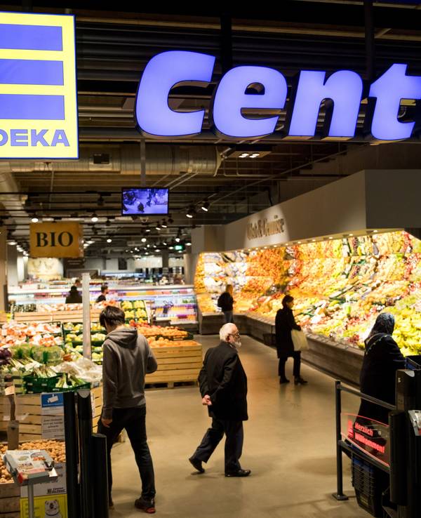 Aktuell herrscht Preis-Zoff bei Milka-Hersteller Mondelez und Edeka, in einigen Regalen fehlt die Süßigkeit deshalb. Unser Archivbild (2018 zeigt eine Edeka-Filiale in Hamburg.