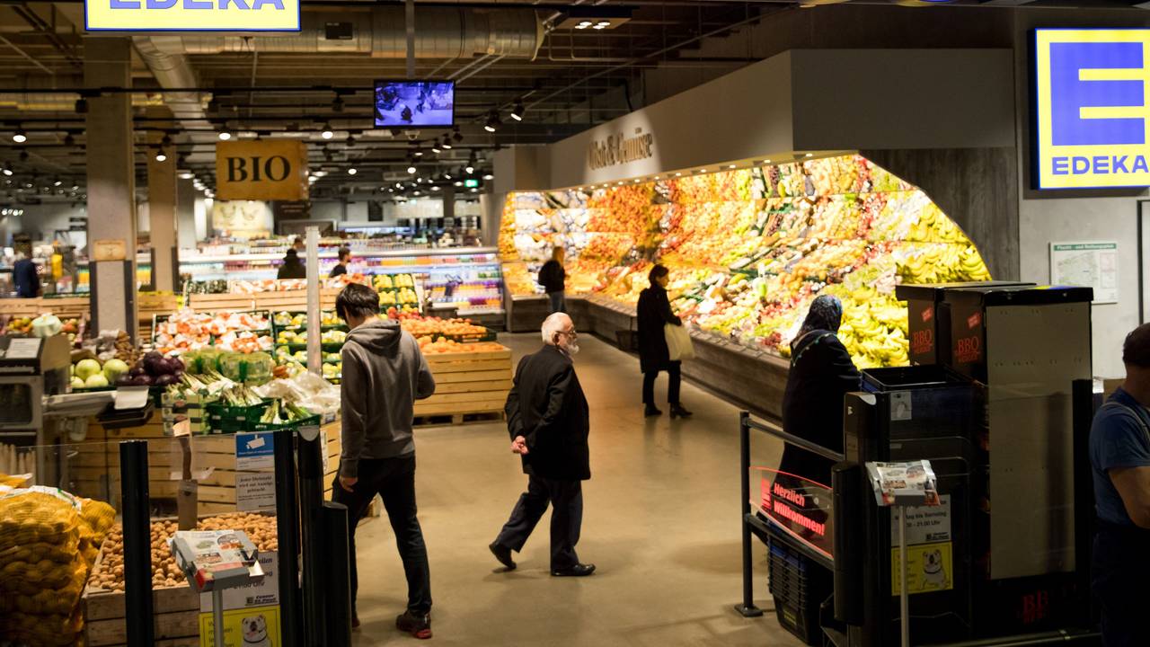Aktuell herrscht Preis-Zoff bei Milka-Hersteller Mondelez und Edeka, in einigen Regalen fehlt die Süßigkeit deshalb. Unser Archivbild (2018 zeigt eine Edeka-Filiale in Hamburg.
