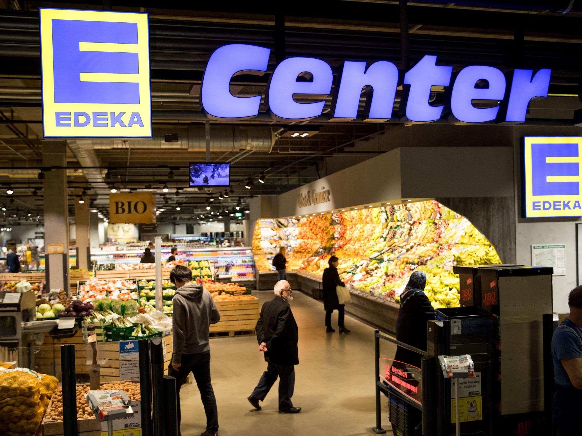 Kunden und Kundinnen gehen durch die Edeka-Filiale in der Rindermarkthalle.