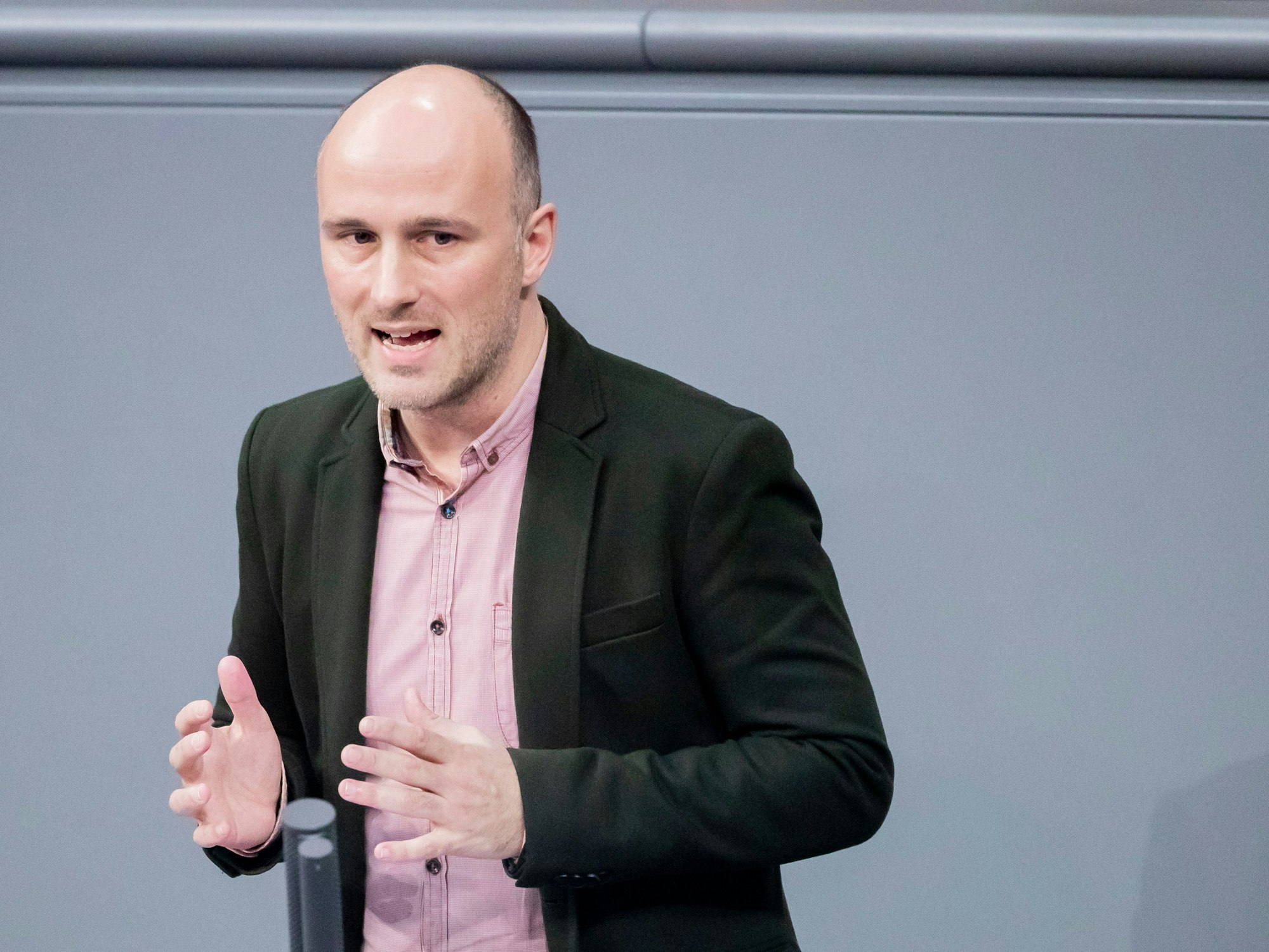 Sven Lehmann (Bündnis 90/Die Grünen), Mitglied des Deutschen Bundestages, spricht Ende 2020 während der Debatte zum Etat des Bundesministeriums für Arbeit und Soziales im Bundeshaushalt 2021 im Bundestag.