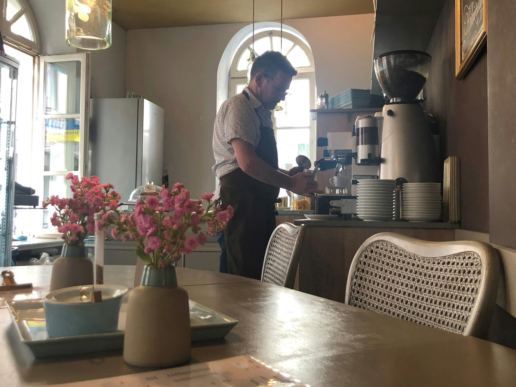 Thomas Kastner steht and er Kaffeemaschine.