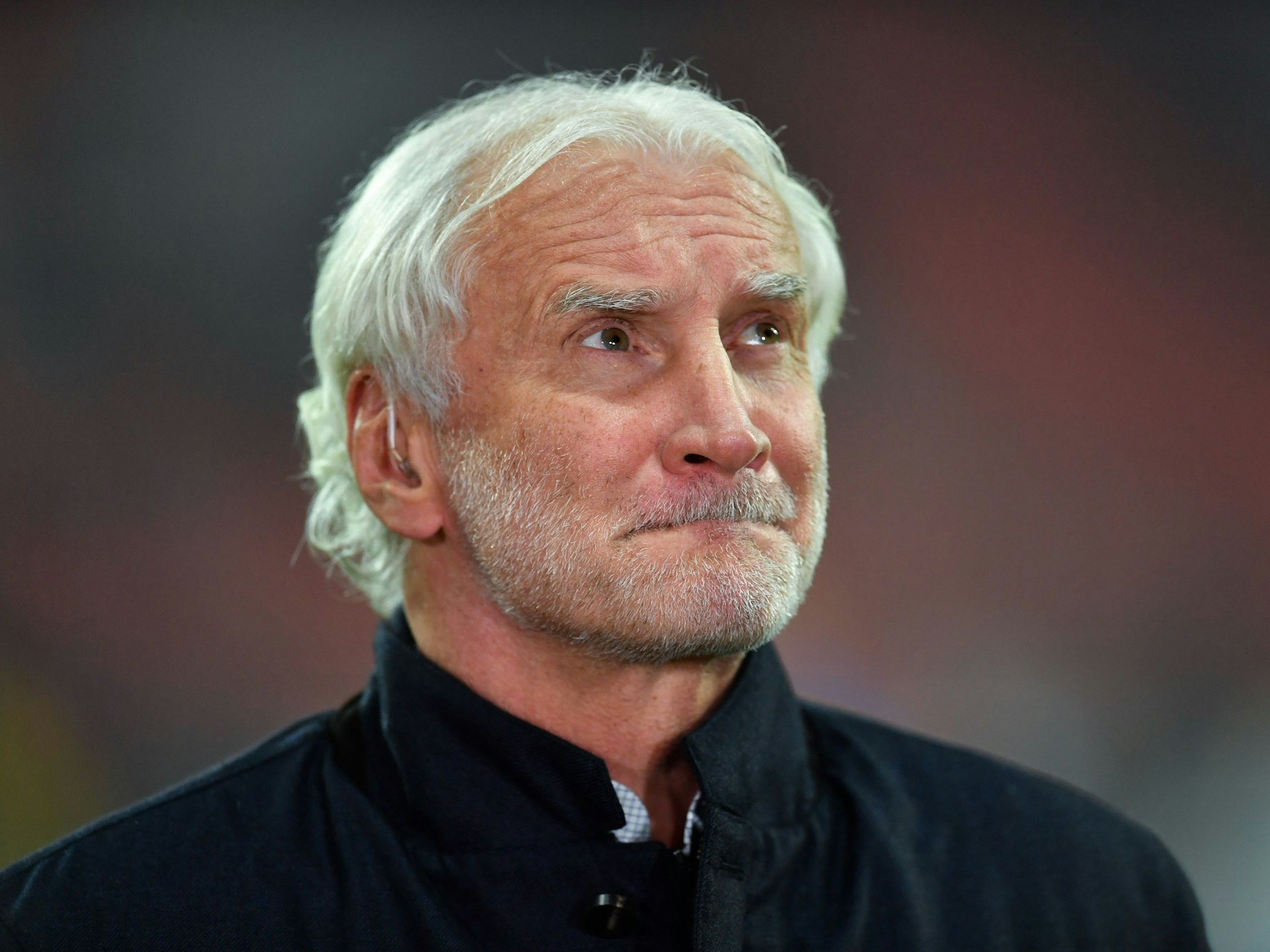 Rudi Völler blickt nach oben und wölbt die Lippen nach innen.