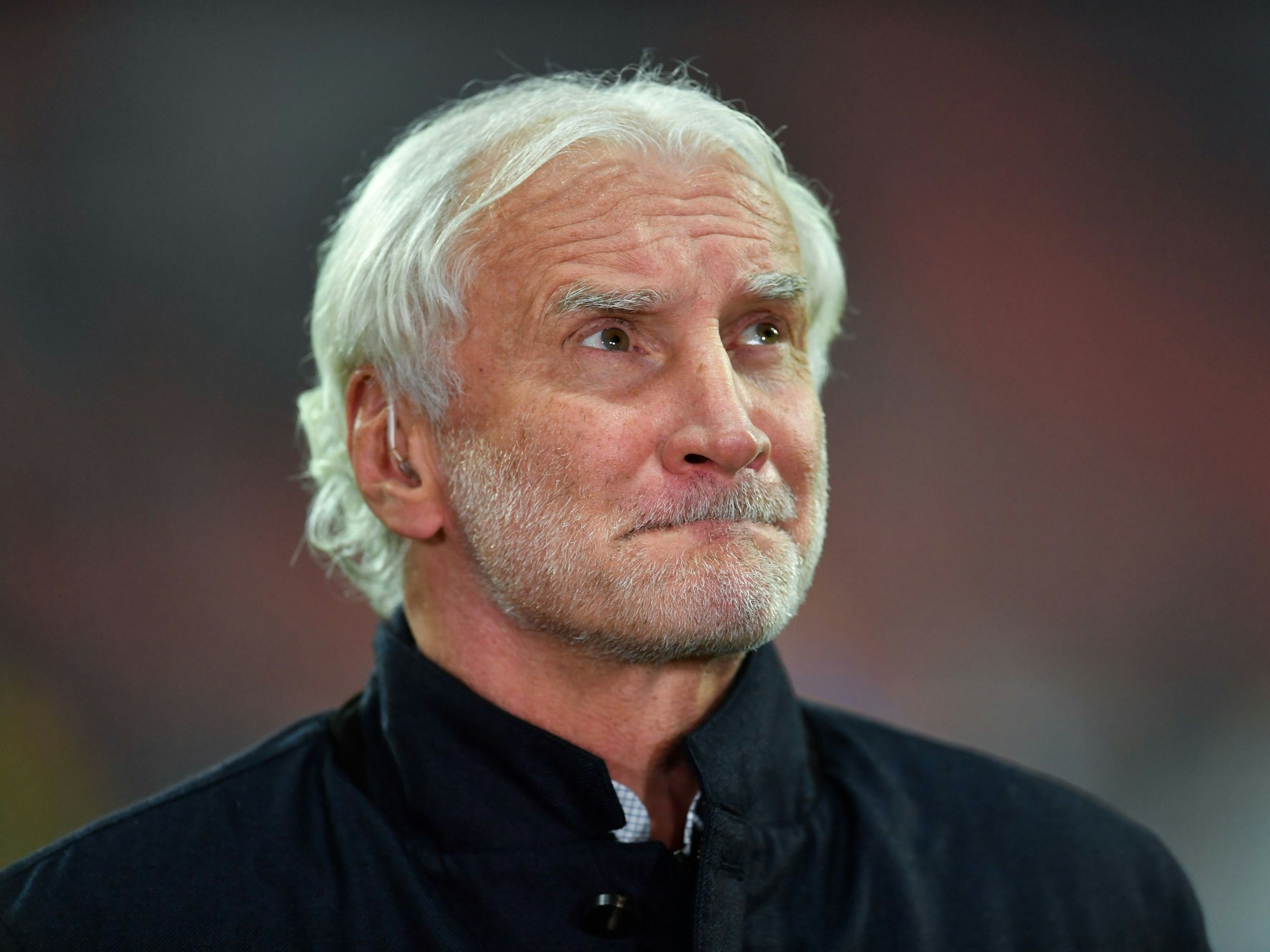 Rudi Völler blickt nach oben und wölbt die Lippen nach innen.