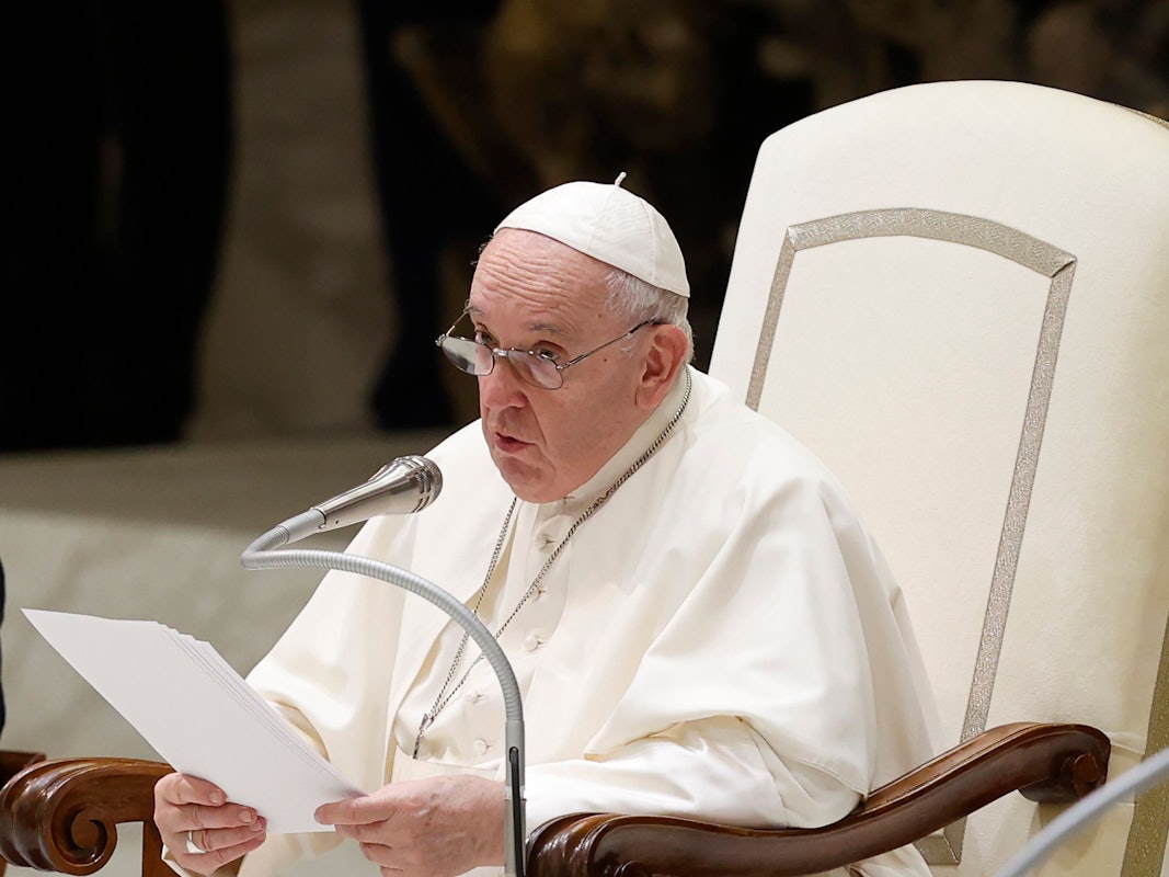 Papst Franziskus verliest seine Botschaft während der wöchentlichen Generalaudienz im Vatikan.