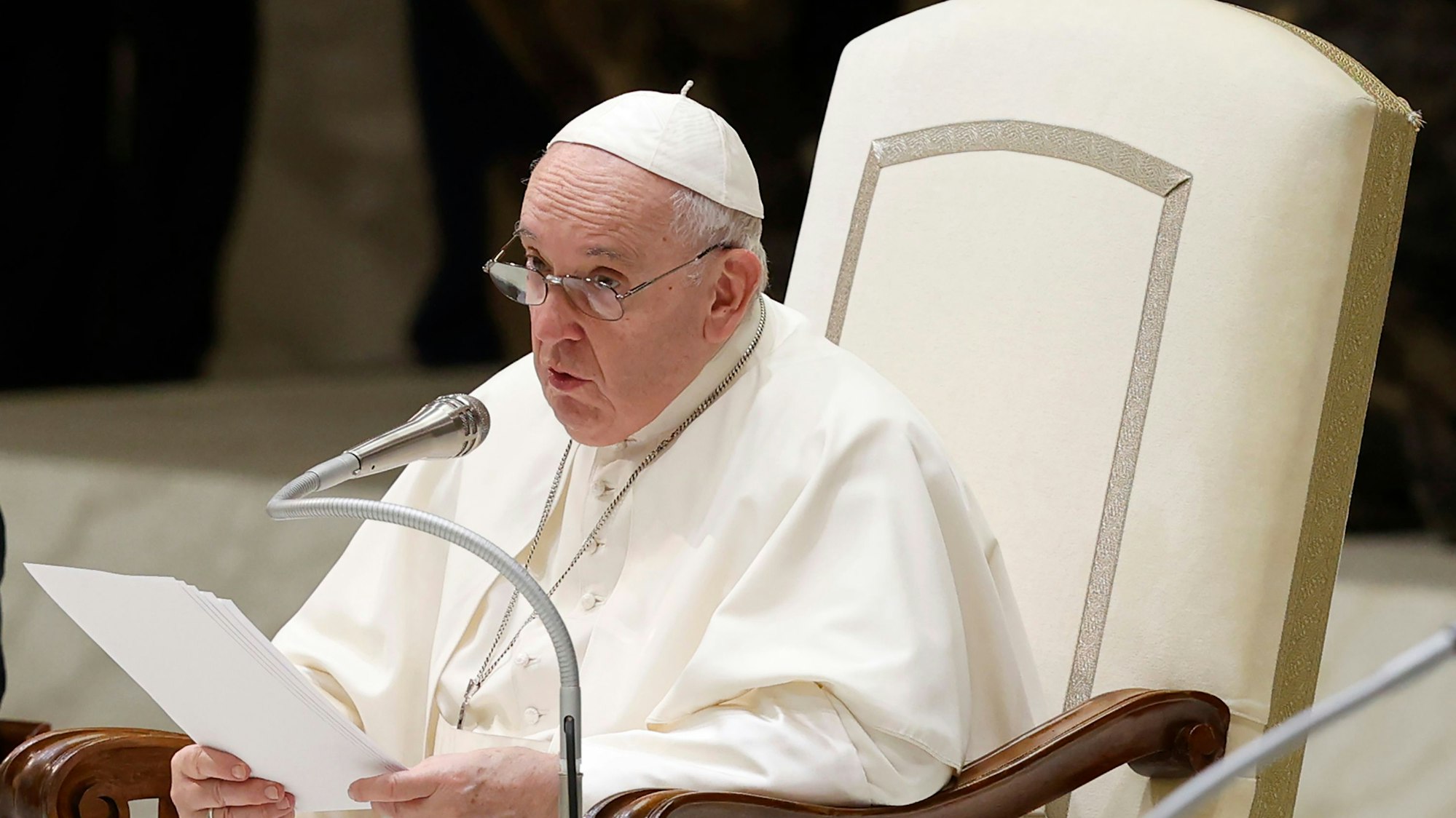 Papst Franziskus verliest seine Botschaft während der wöchentlichen Generalaudienz im Vatikan.