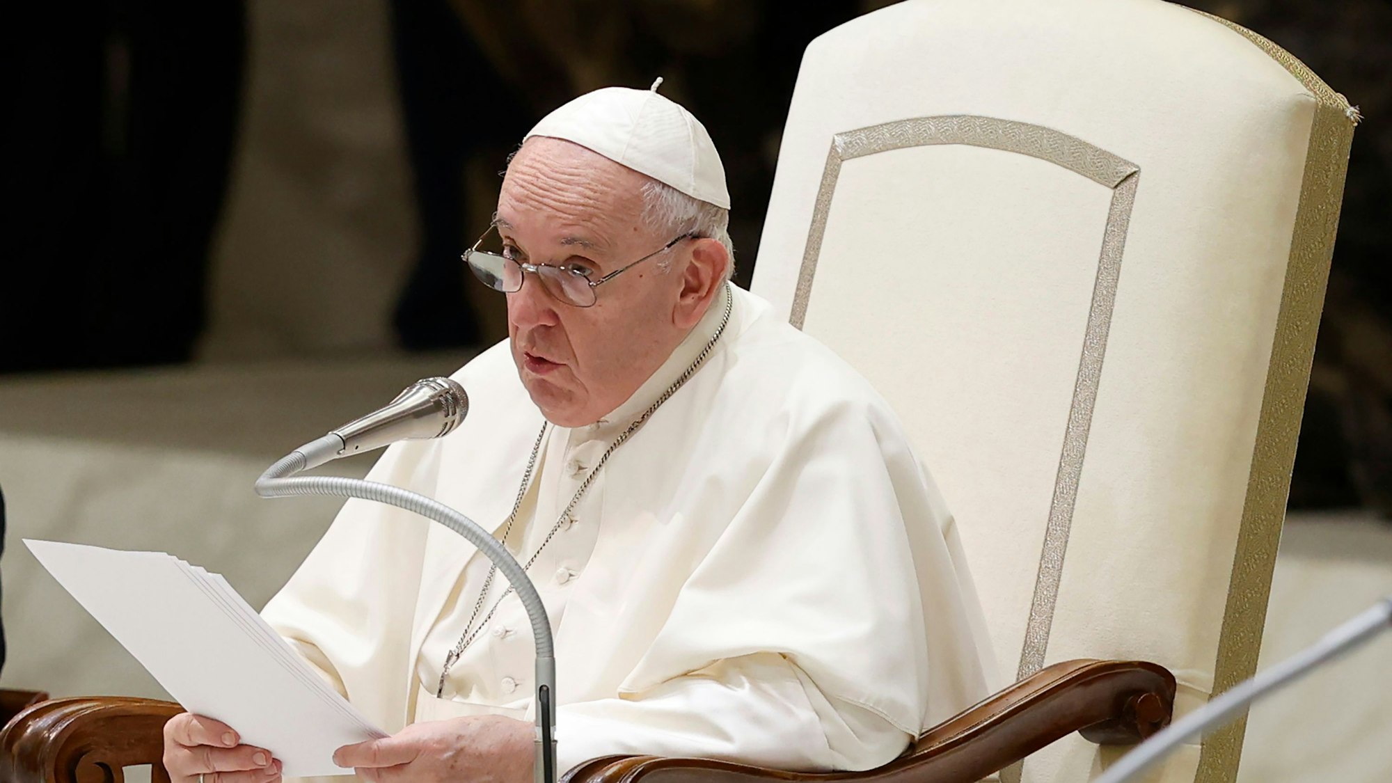 Papst Franziskus verliest seine Botschaft während der wöchentlichen Generalaudienz im Vatikan.