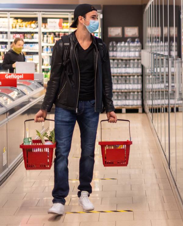 Ein Kunde geht in einem Supermarkt einkaufen. Um Preiserhöhungen zu kaschieren, verkleinern immer mehr Hersteller den Packungsinhalt ihrer Produkte.