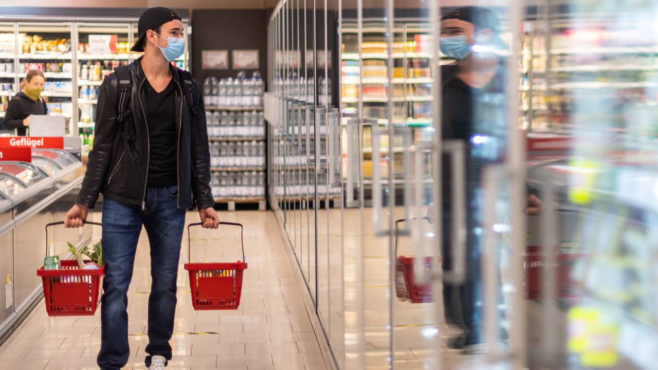 Ein Kunde geht in einem Supermarkt einkaufen. Um Preiserhöhungen zu kaschieren, verkleinern immer mehr Hersteller den Packungsinhalt ihrer Produkte.