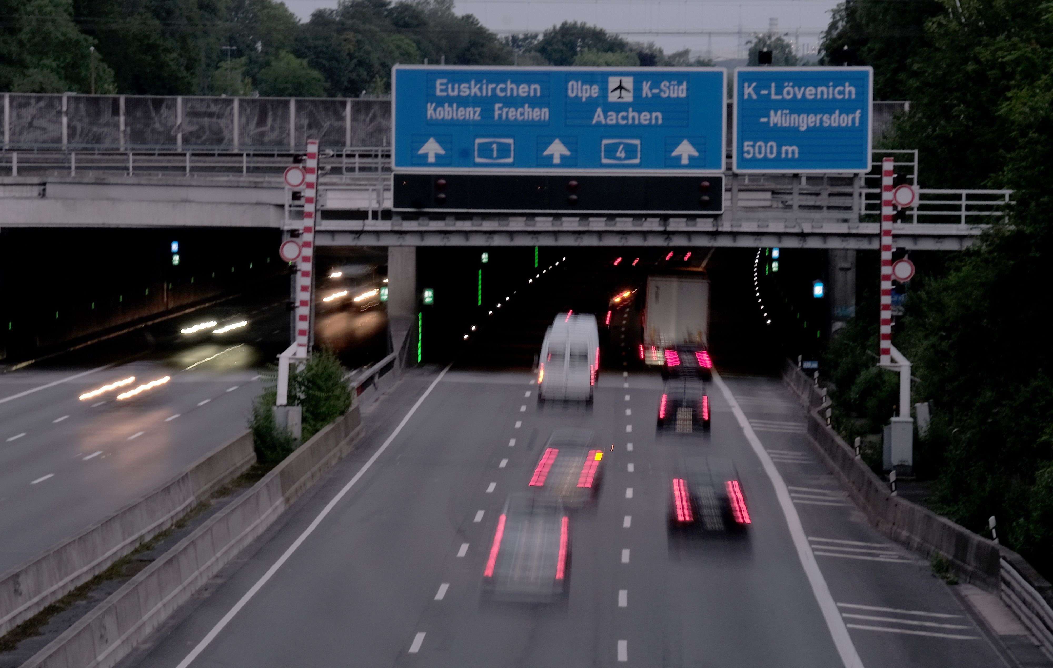 07.07.2021, Köln: Autobahn A1 zwischen Anschlussstelle Niehl und Autobahnkreuz West. Hier Nähe zum Autobahnkreuz Köln West am Autobahntunnel in Lövenich. Foto: Max Grönert.