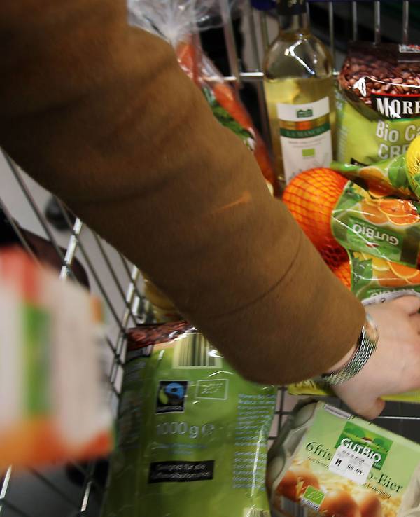 Die hohe Inflation treibt die Lebensmittelpreise nach oben, zuletzt sind auch die Eigenmarken in Supermärkten und Discountern teurer geworden. Unser Archivbild (2015) zeigt einen Einkaufswagen von Aldi Nord.