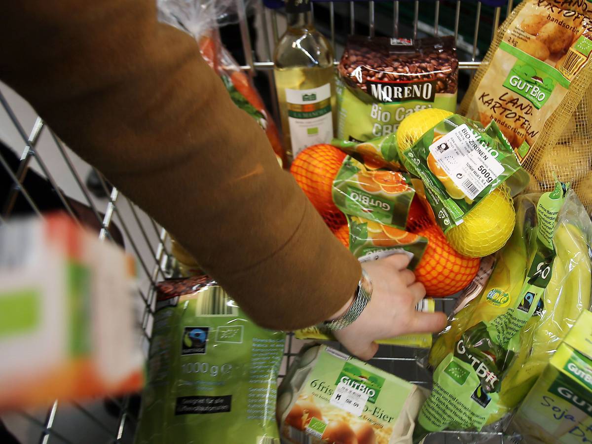 Das Symbolfoto von 2015 zeigt verschiedene Bioprodukte, die in einem Einkaufswagen liegen.