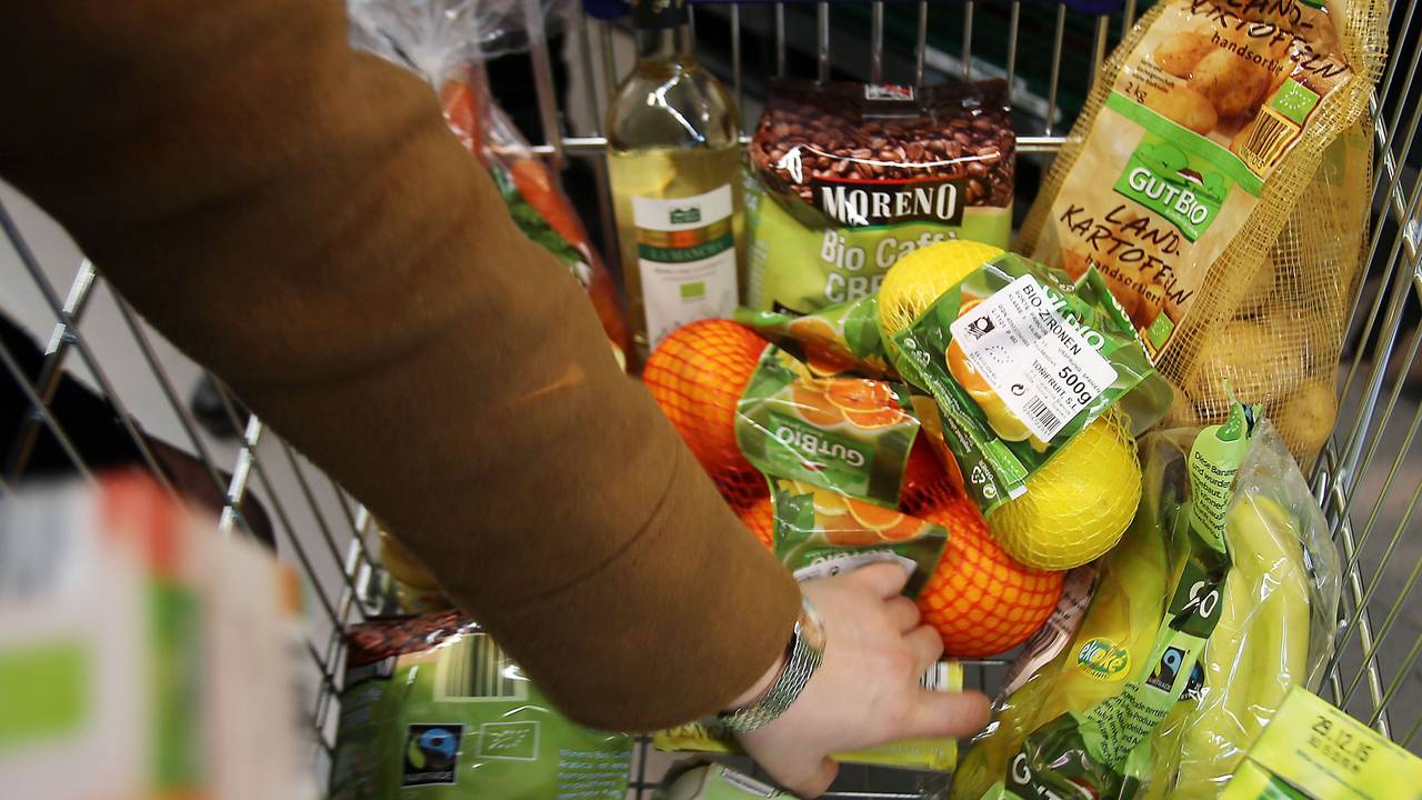 Die hohe Inflation treibt die Lebensmittelpreise nach oben, zuletzt sind auch die Eigenmarken in Supermärkten und Discountern teurer geworden. Unser Archivbild (2015) zeigt einen Einkaufswagen von Aldi Nord.