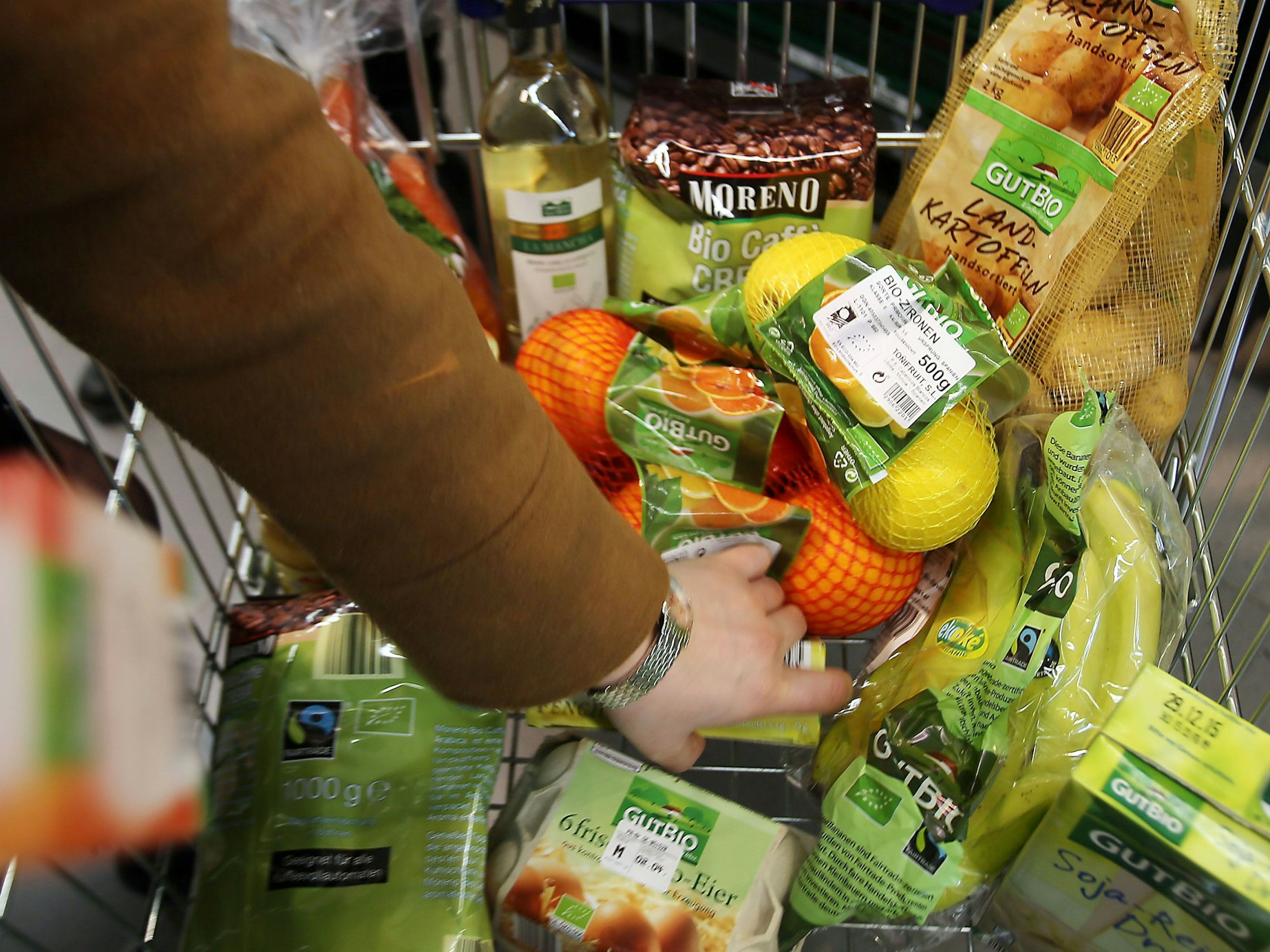 Das Symbolfoto von 2015 zeigt verschiedene Bioprodukte, die in einem Einkaufswagen liegen.