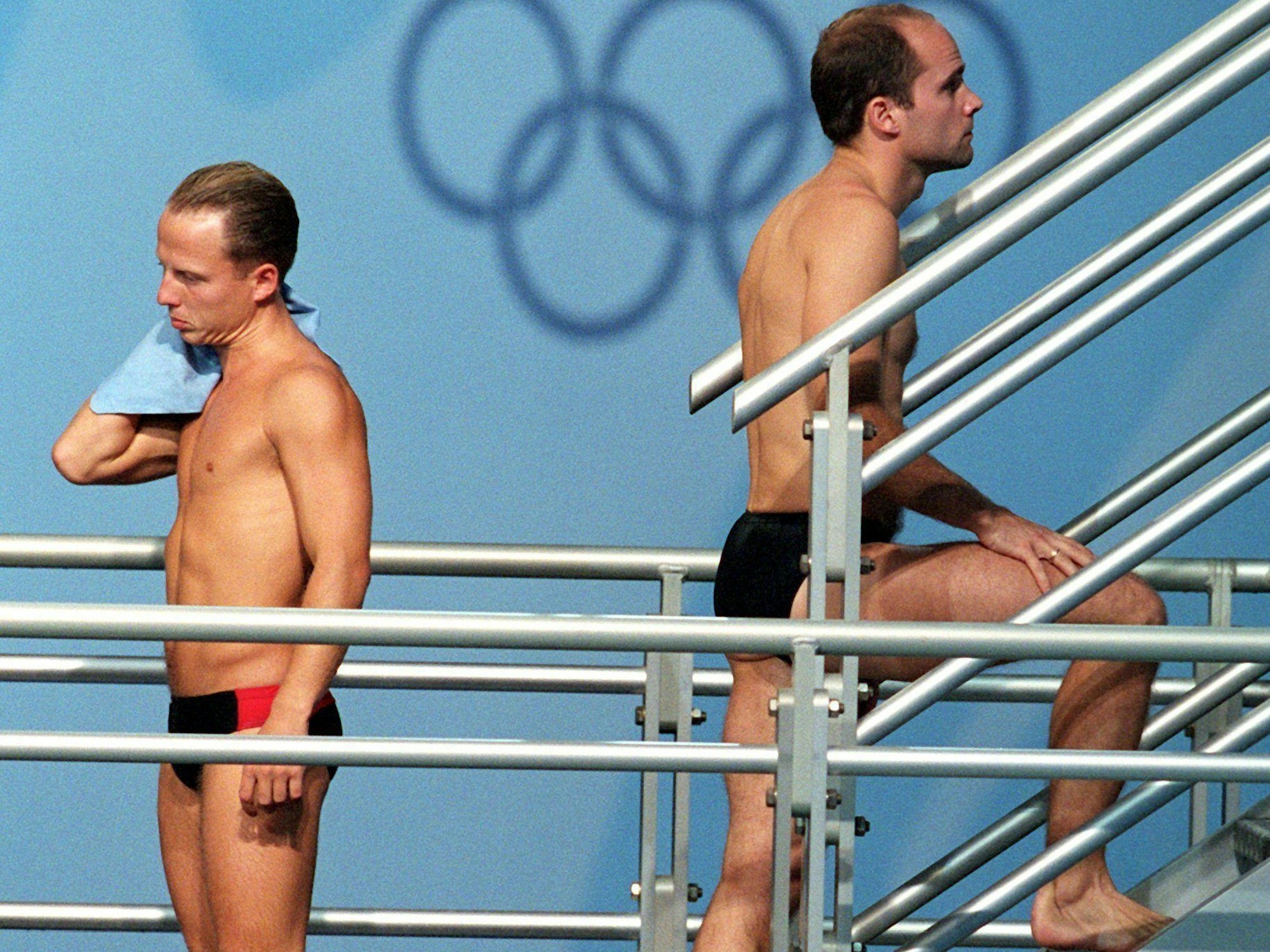 Die beiden deutschen Wasserspringer Heiko Meyer (l) und Jan Hempel gehen im Aquatic Centre beim Vorkampf im Springen vom Turm aneinander vorbei.