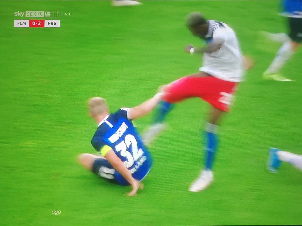 Aaron Opoku tritt beim Spiel des HSV gegen Darmstadt 98 Gegenspieler Fabian Holland und sieht Rot.