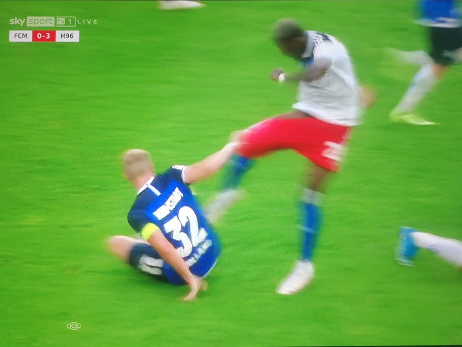Aaron Opoku tritt beim Spiel des HSV gegen Darmstadt 98 Gegenspieler Fabian Holland und sieht Rot.