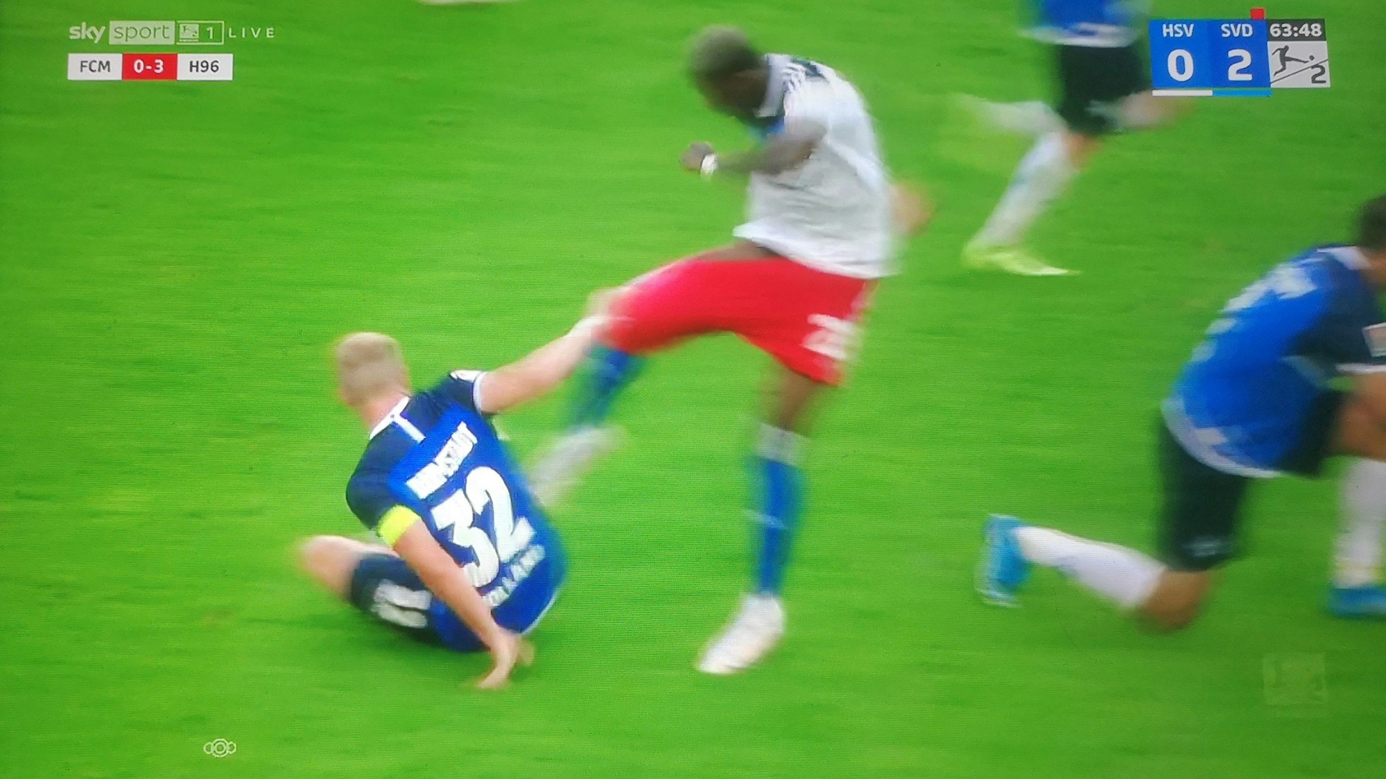 Aaron Opoku tritt beim Spiel des HSV gegen Darmstadt 98 Gegenspieler Fabian Holland und sieht Rot.