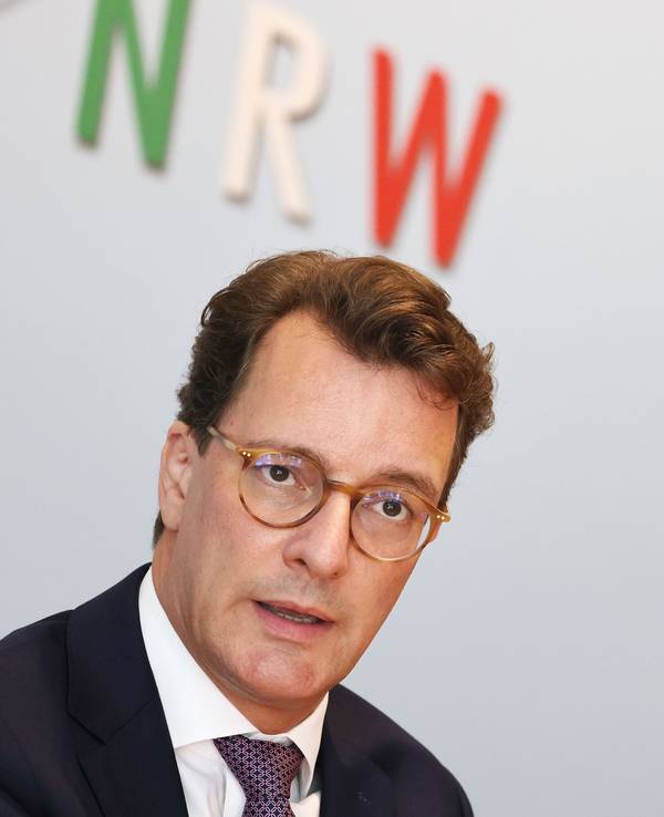 Hendrik Wüst (CDU), Ministerpräsident von Nordrhein-Westfalen, spricht in der Landespressekonferenz zu aktuellen politischen Themen.