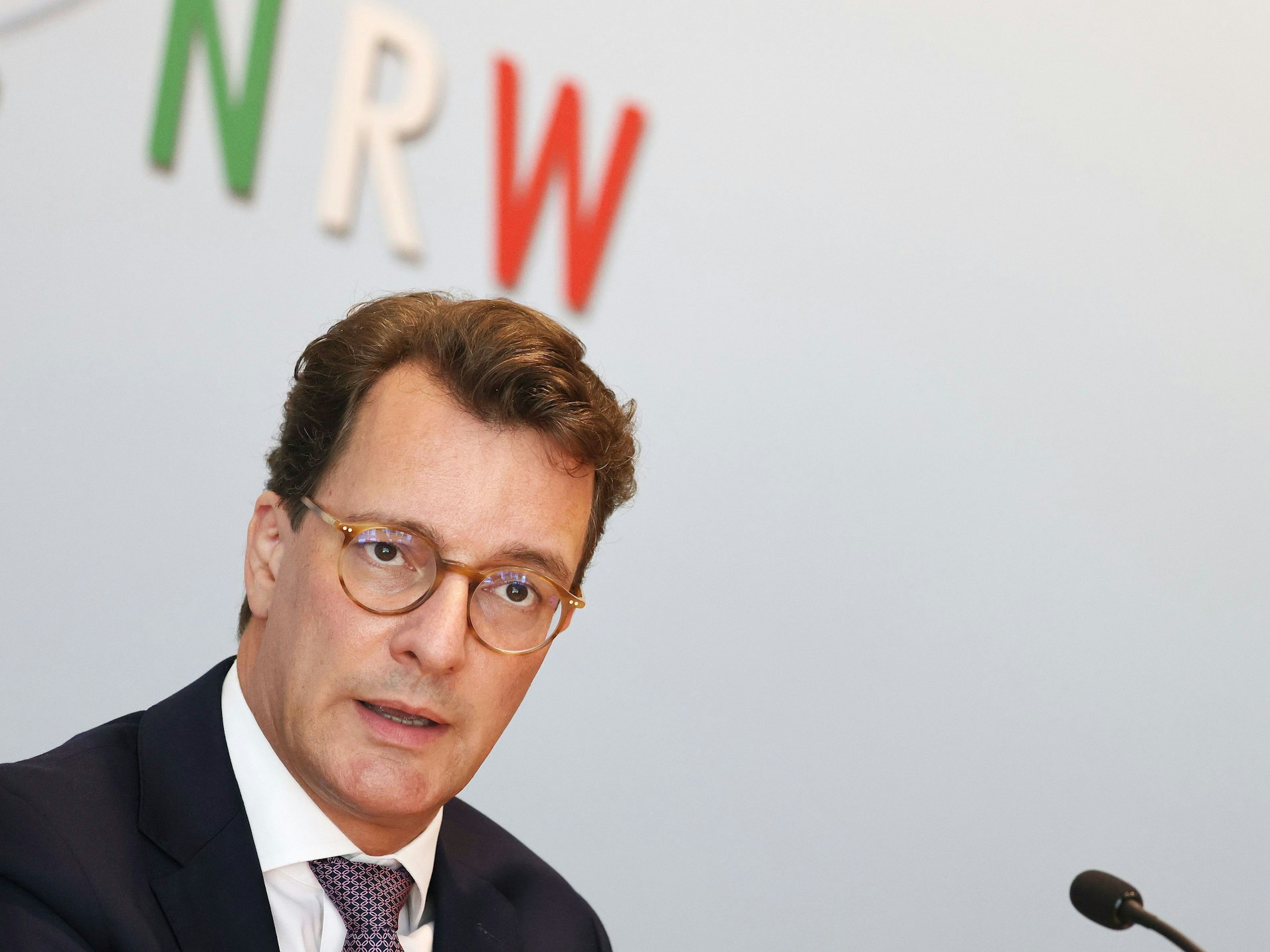 Hendrik Wüst (CDU), Ministerpräsident von Nordrhein-Westfalen, spricht in der Landespressekonferenz zu aktuellen politischen Themen.