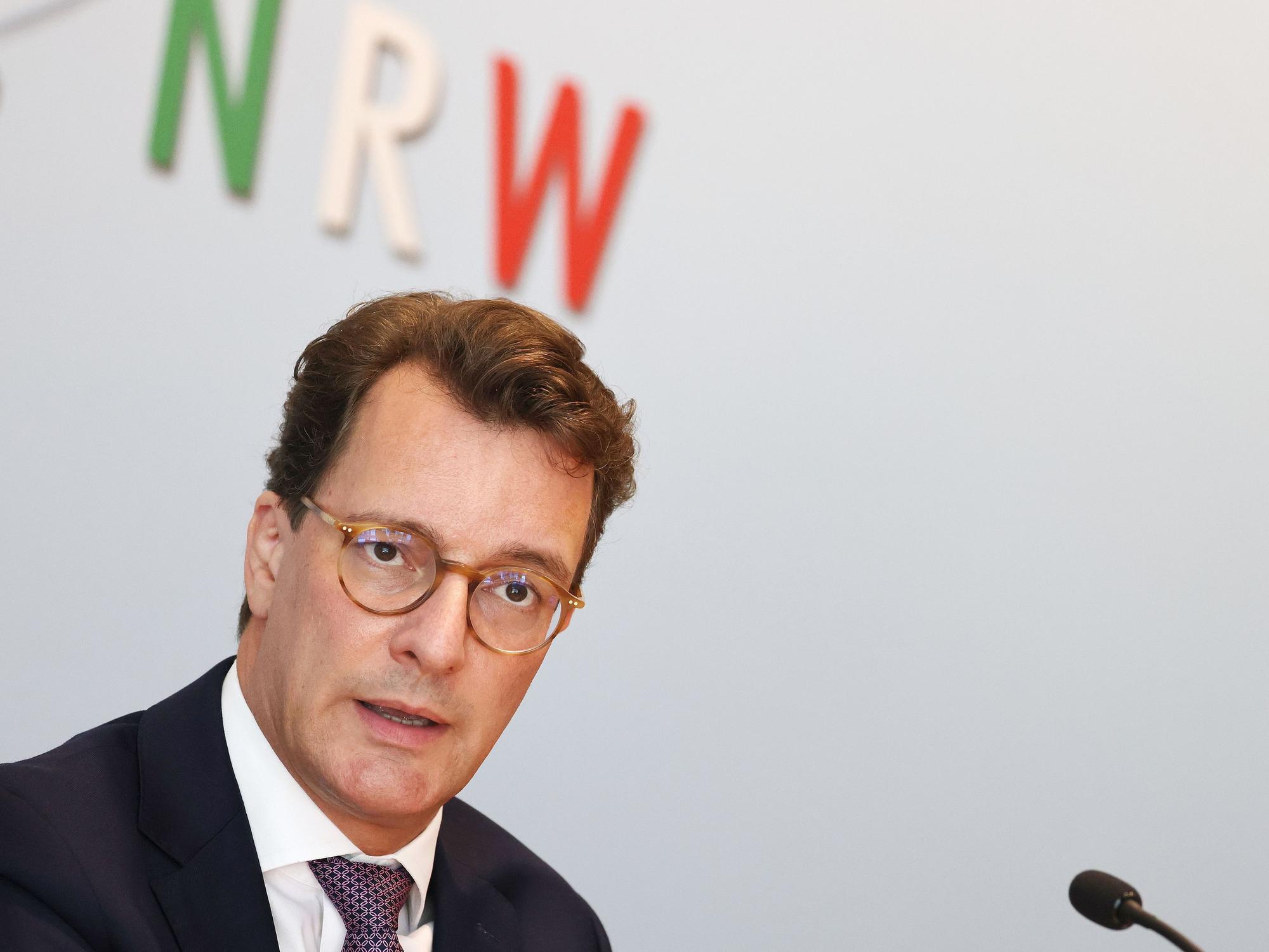 Hendrik Wüst (CDU), Ministerpräsident von Nordrhein-Westfalen, spricht in der Landespressekonferenz zu aktuellen politischen Themen.