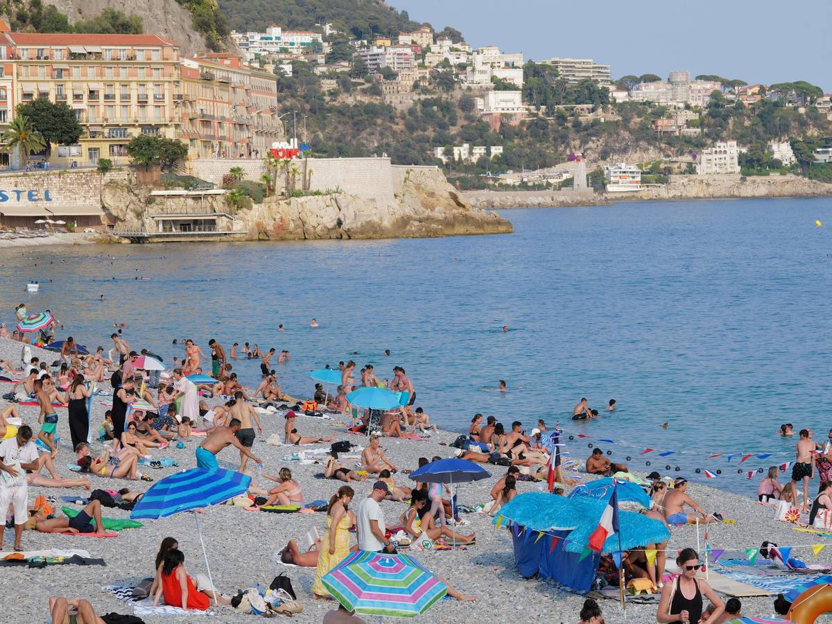 Menschen verbringen die Zeit an einem Strand von Nizza an der Côte d'Azur. Die Aufnahme stammt von Juli 2022.