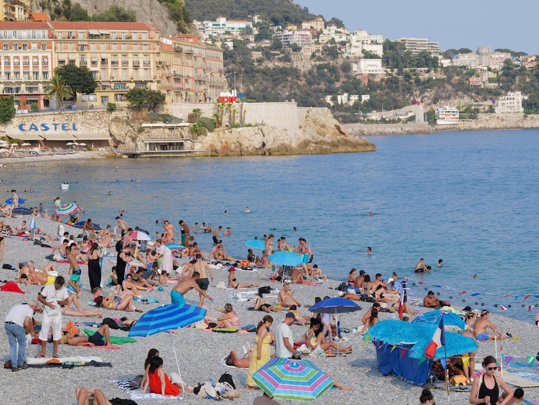Menschen verbringen die Zeit an einem Strand von Nizza an der Côte d'Azur. Die Aufnahme stammt von Juli 2022.