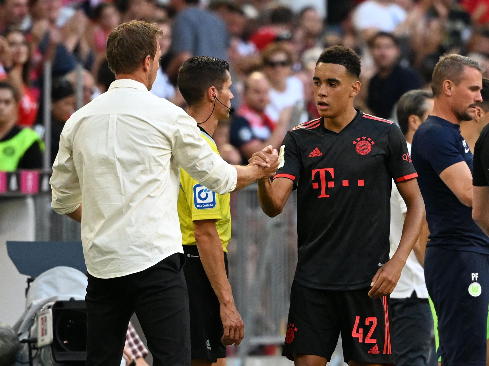 Münchens Cheftrainer Julian Nagelsmann gibt Münchens Jamal Musiala nach dessen Auswechselung die Hand.