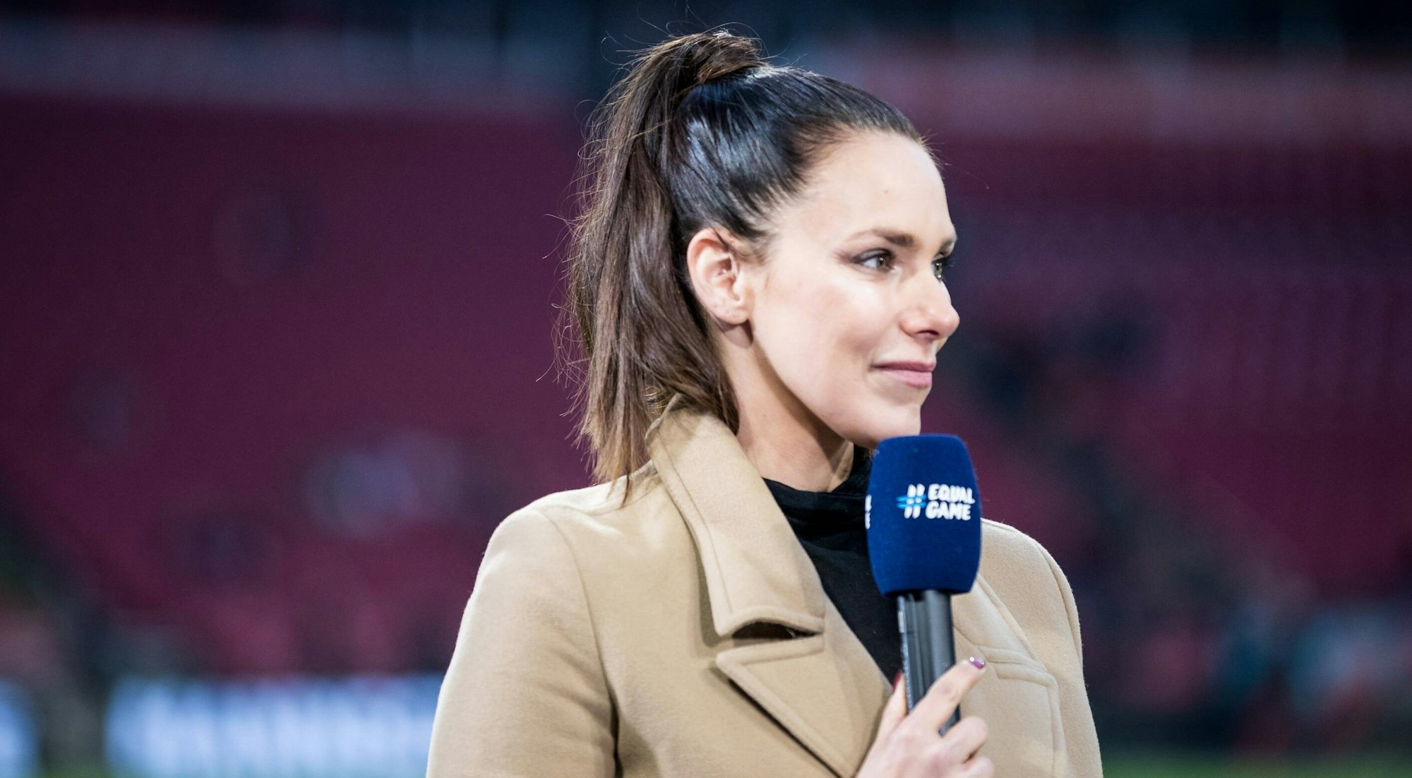 Esther Sedlaczek hält bei der Moderation zu einem Spiel in der ARD ein Mikro in der Hand