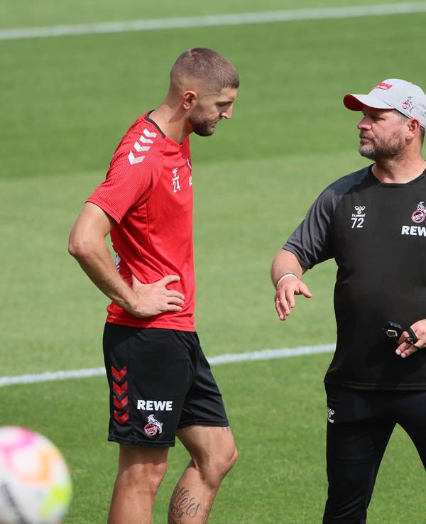 Steffen Baumgart nimmt sich Jeff Chabot im Training des 1. FC Köln zur Seite.