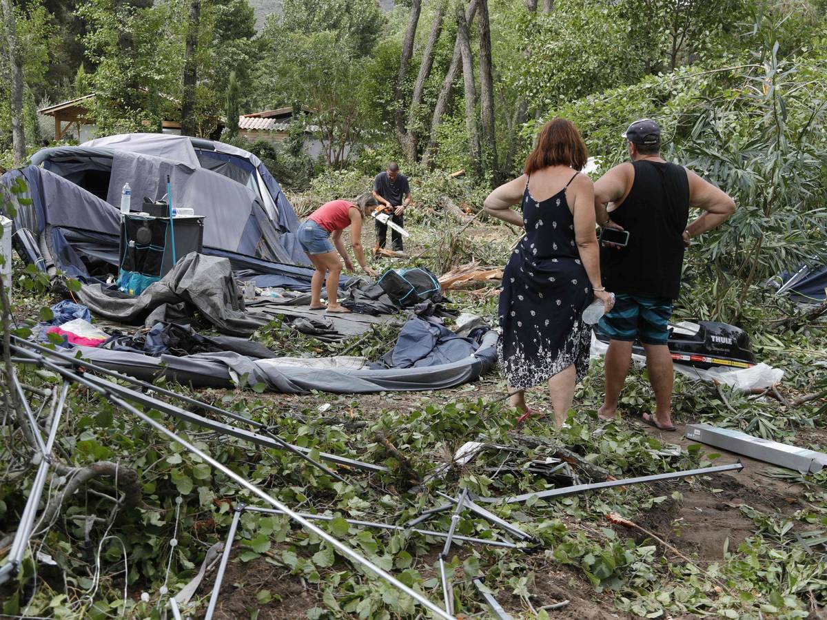 Camper packen die Reste ihrer zerstörten Zelte und anderen Gegenstände auf dem Campingplatz Sagone ein, wo ein Baum während der Stürme auf der französischen Mittelmeerinsel Korsika auf einen Bungalow gestürzt ist. Bei heftigen Unwettern sind im Mittelmeerraum und in Österreich mehrere Menschen getötet worden. Auf der französischen Mittelmeerinsel Korsika kamen gestern einige Menschen ums Leben.