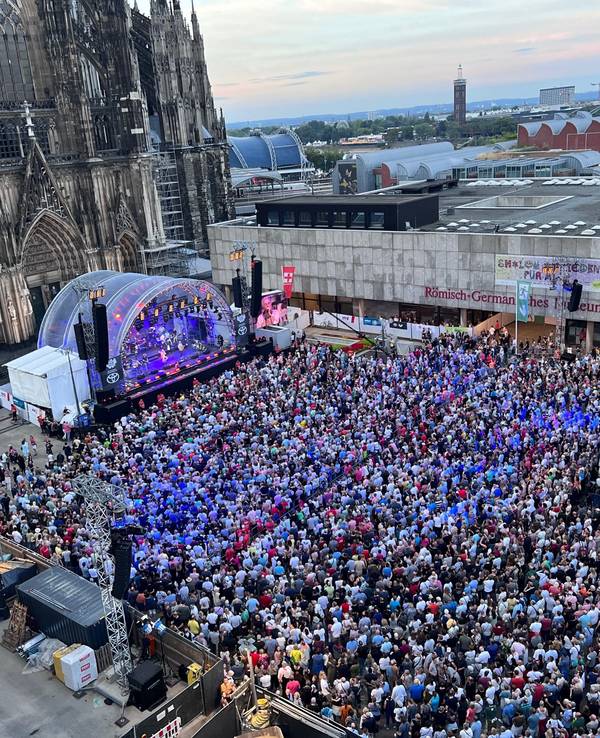 Blick auf den Roncalliplatz während des Konzerts der Bläck Fööss.