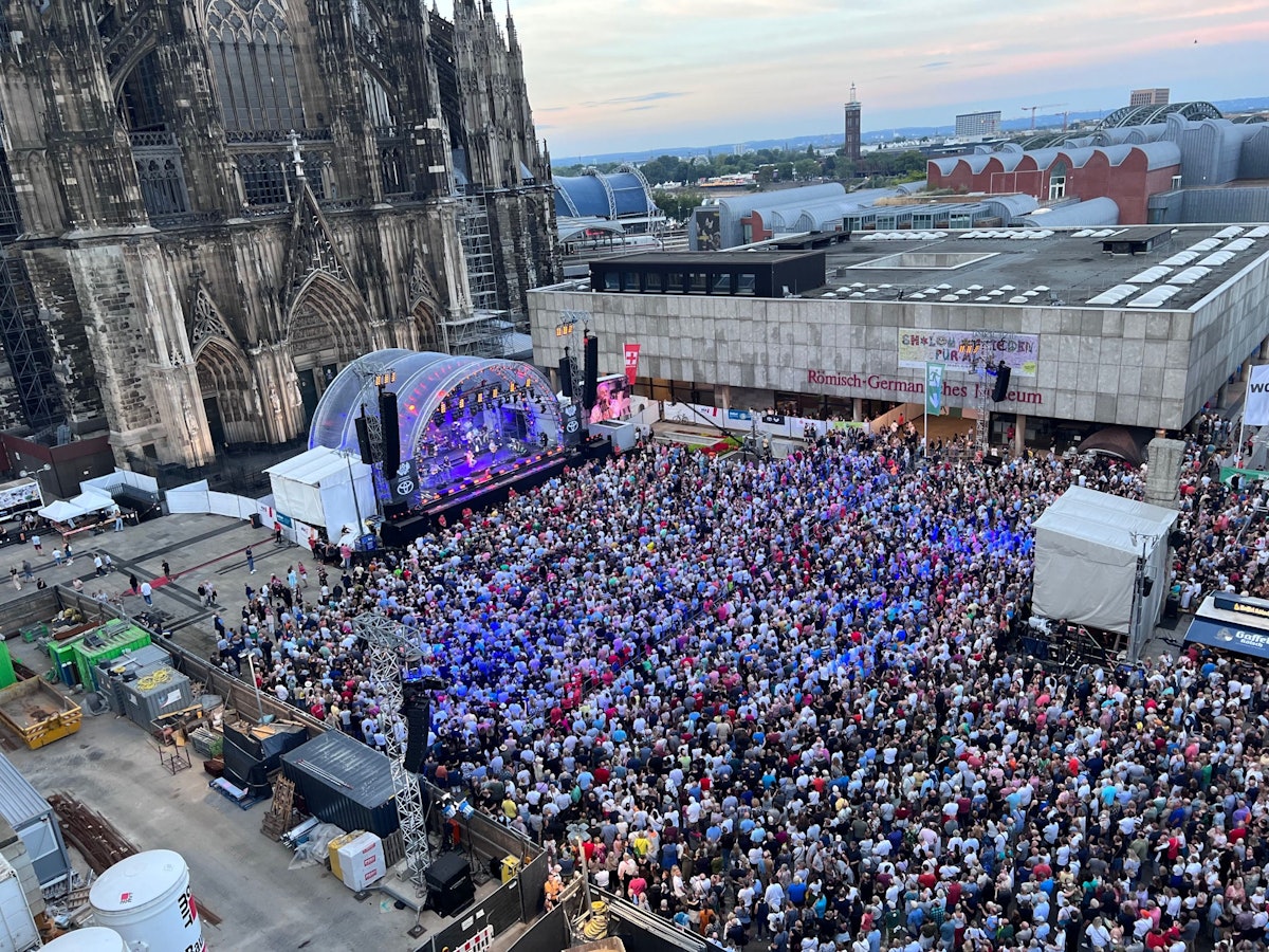 Blick auf den Roncalliplatz während des Konzerts der Bläck Fööss.
