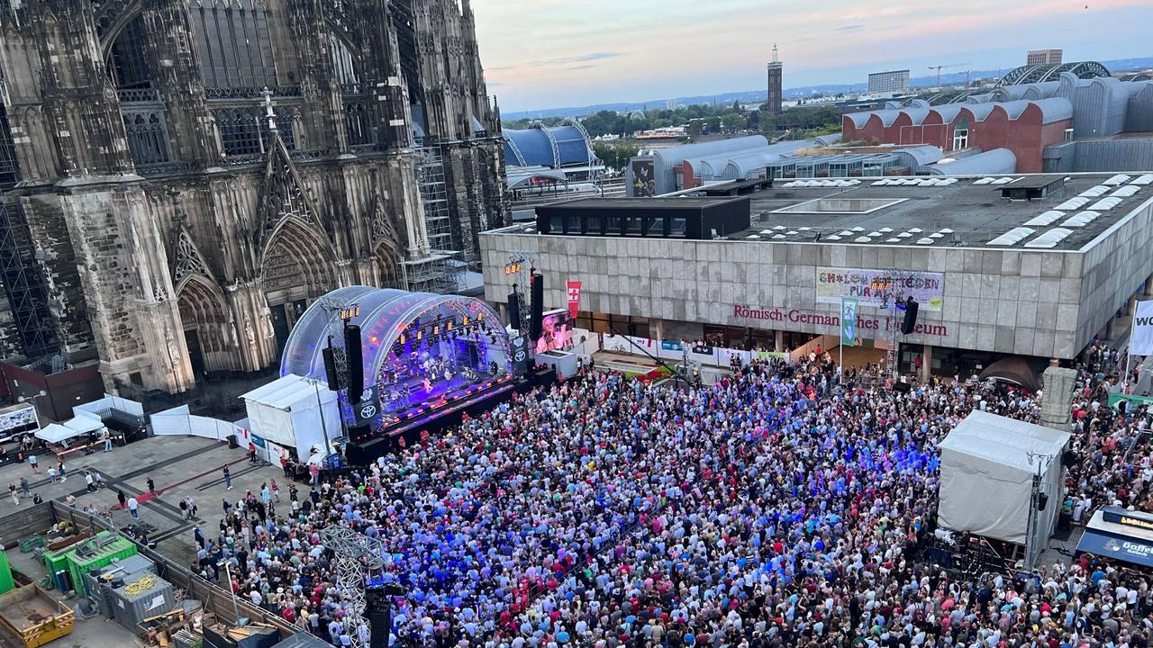 Blick auf den Roncalliplatz während des Konzerts der Bläck Fööss.