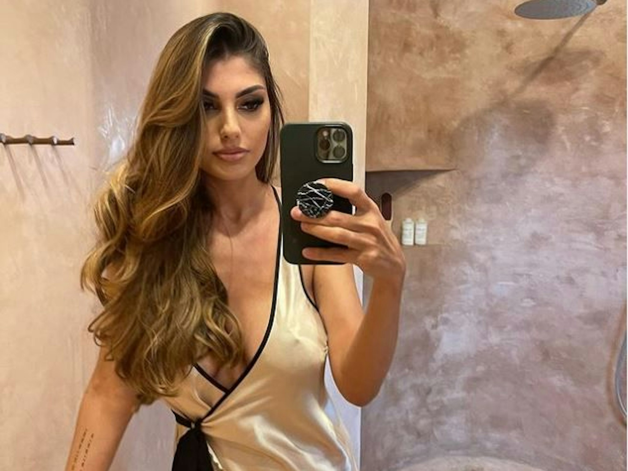 Yeliz Koc, Reality-TV-Star
Das Foto postete sie am 27. Juli 2022 auf ihem Instagram-Kanal.
