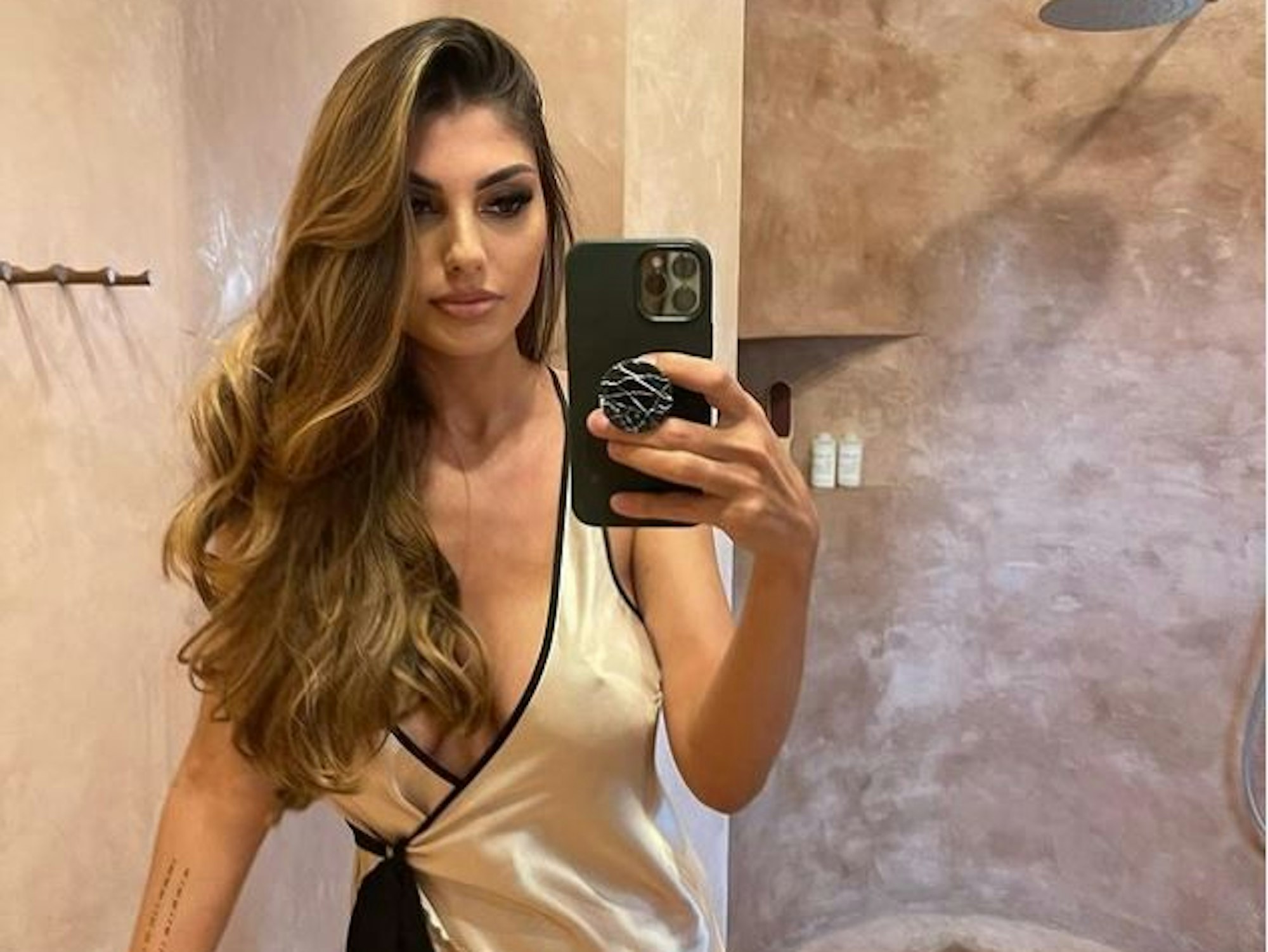 Yeliz Koc macht ein Spiegelselfie.