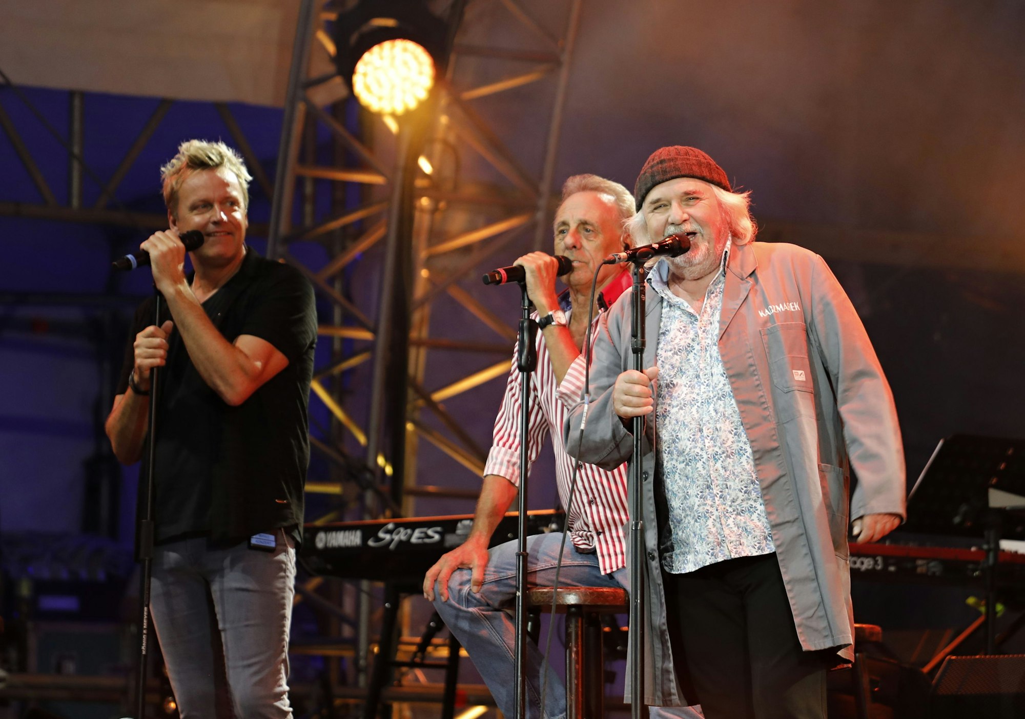 Bläck Fööss stehen mit Tommy Engl auf der Bühne