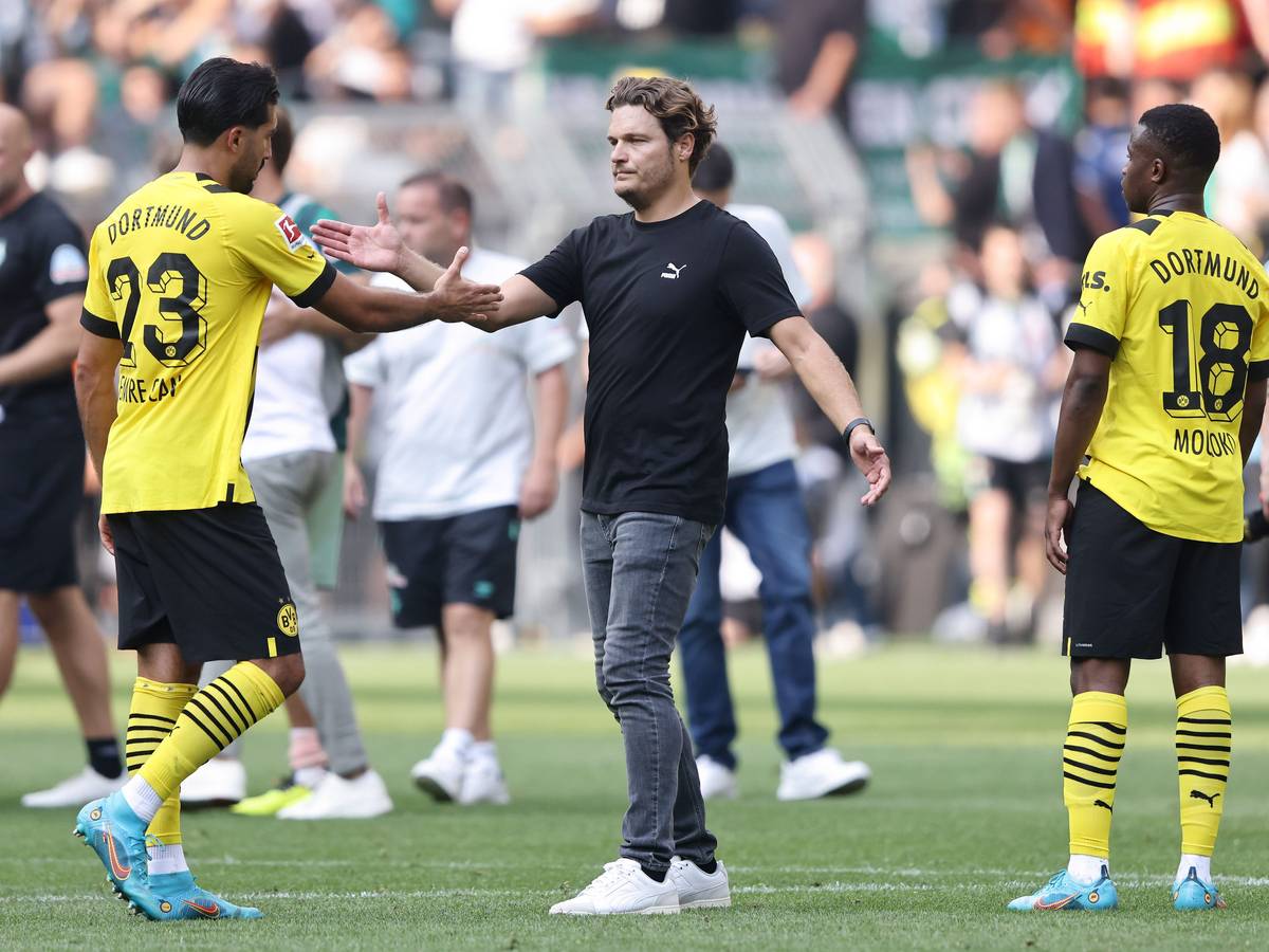 Edin Terzic mit den Dortmunder Spielern Emre Can und Youssoufo Moukoko.