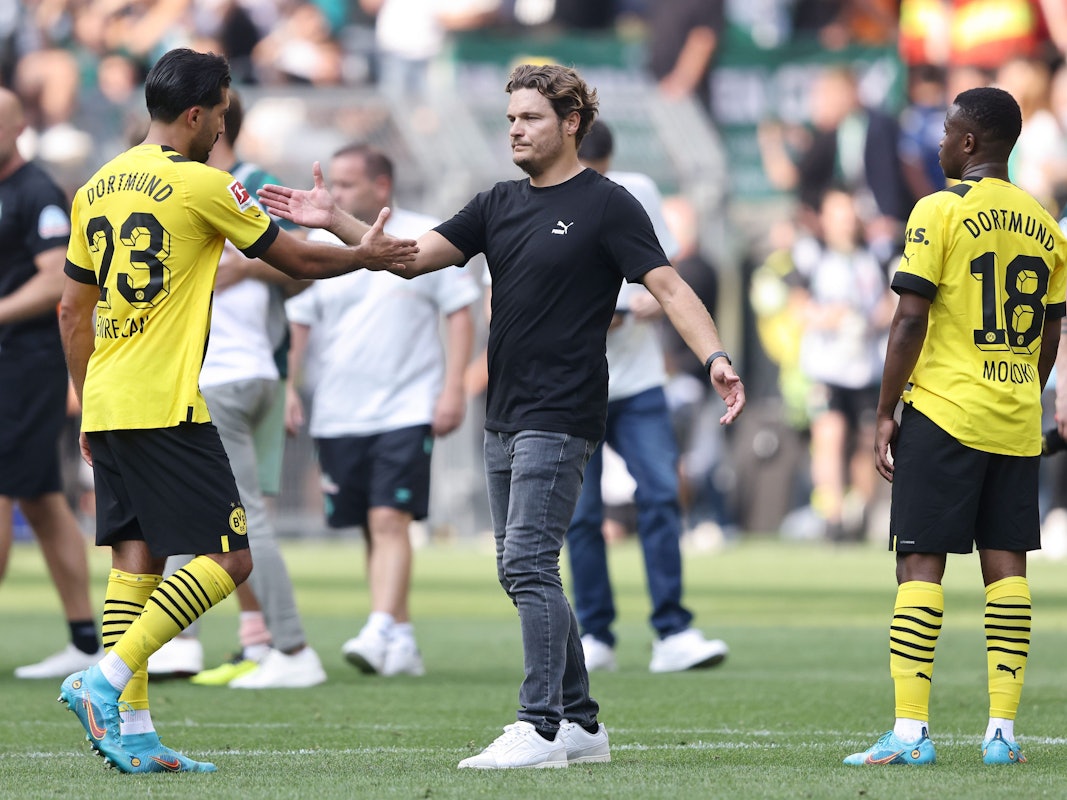 Edin Terzic mit den Dortmunder Spielern Emre Can und Youssoufo Moukoko.