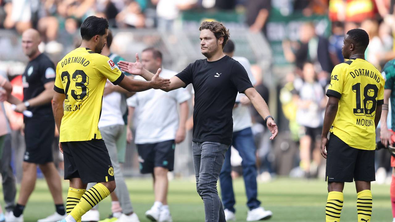 Edin Terzic mit den Dortmunder Spielern Emre Can und Youssoufo Moukoko.