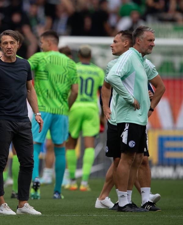 Wolfsburgs Trainer Niko Kovac spricht nach dem Spiel mit Schalkes Simon Terodde.