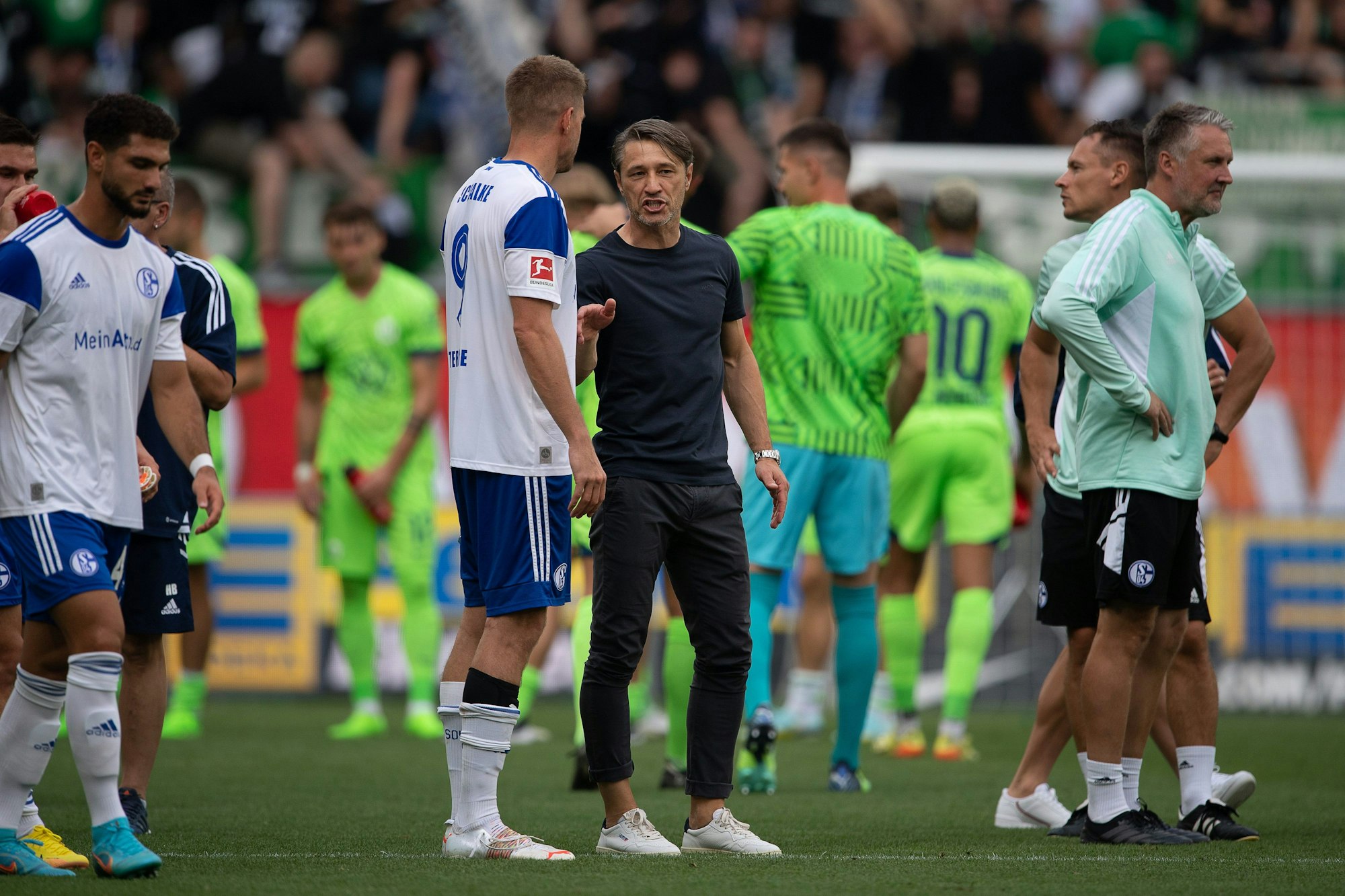 Wolfsburgs Trainer Niko Kovac spricht nach dem Spiel mit Schalkes Simon Terodde.
