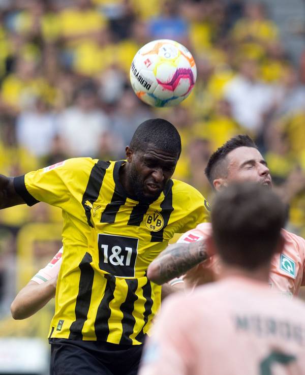 Dortmunds Anthony Modeste gewinnt ein Kopfballduell gegen Marco Friedl (Werder Bremen).