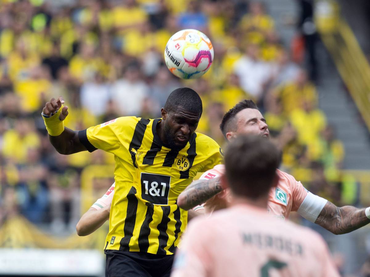 Dortmunds Anthony Modeste gewinnt ein Kopfballduell gegen Marco Friedl (Werder Bremen).