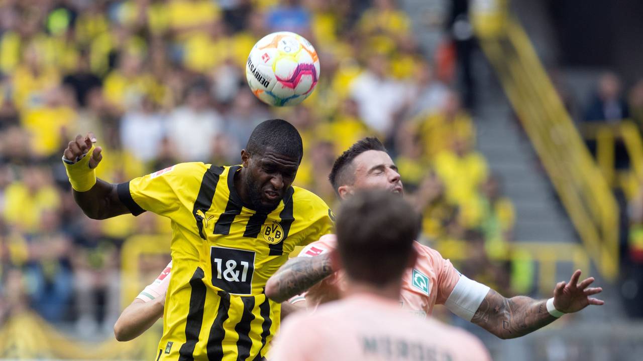 Dortmunds Anthony Modeste gewinnt ein Kopfballduell gegen Marco Friedl (Werder Bremen).
