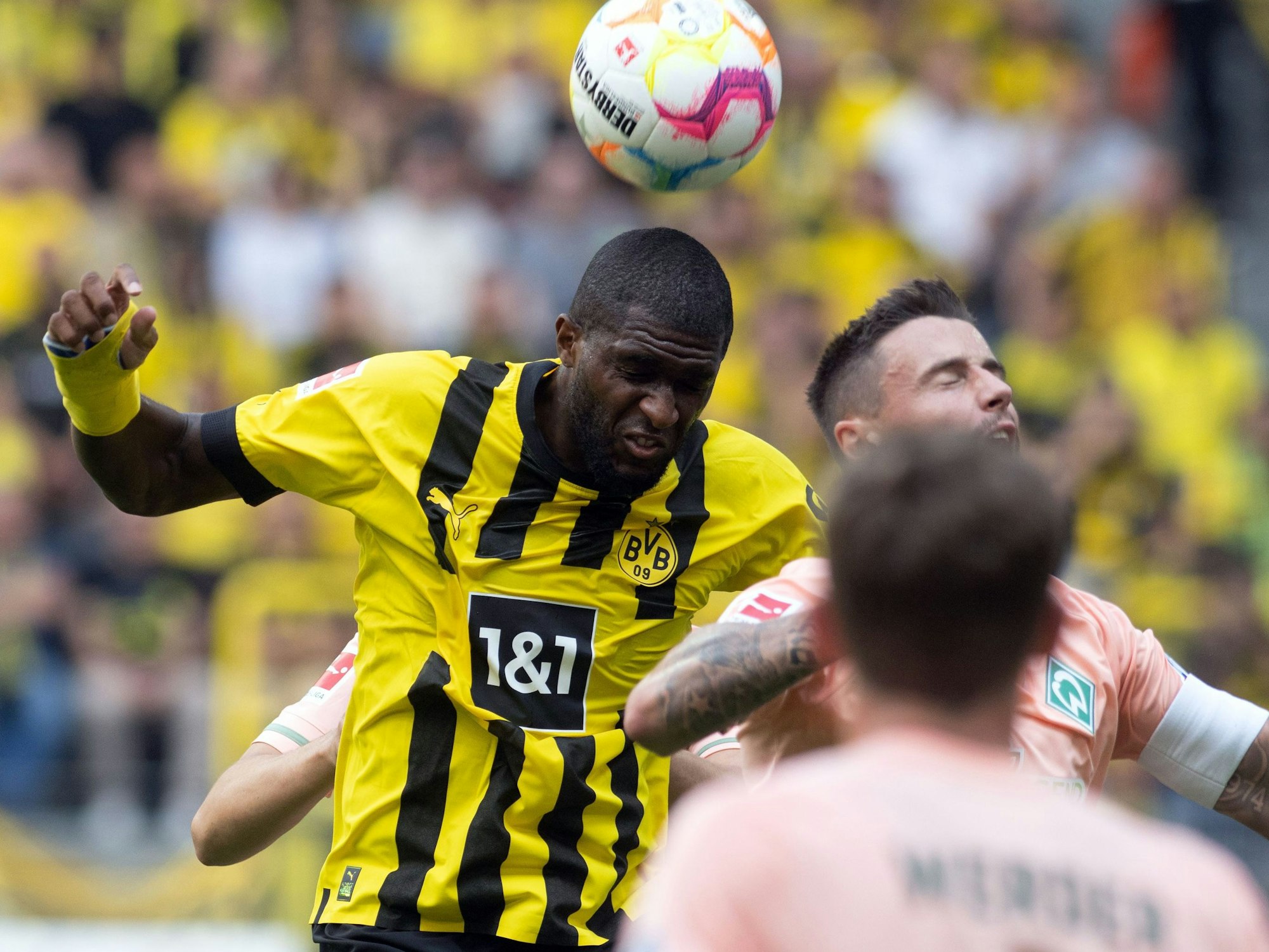 Dortmunds Anthony Modeste gewinnt ein Kopfballduell gegen Marco Friedl (Werder Bremen).