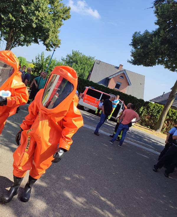 ABC-Einsatz von Spezialkräften der Feuerwehr nach einem verdächtigen Fund in einer Arztpraxis in Bedburg-Hau.